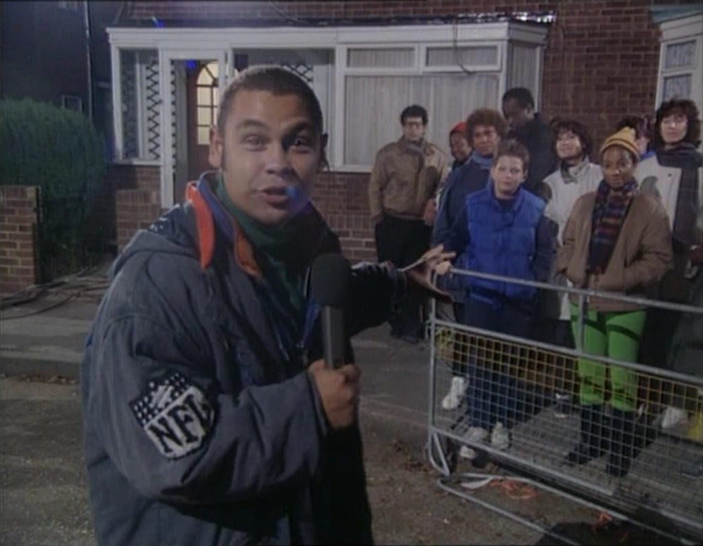 Obecny przy nawiedzonym domu reporter - kadr z filmu