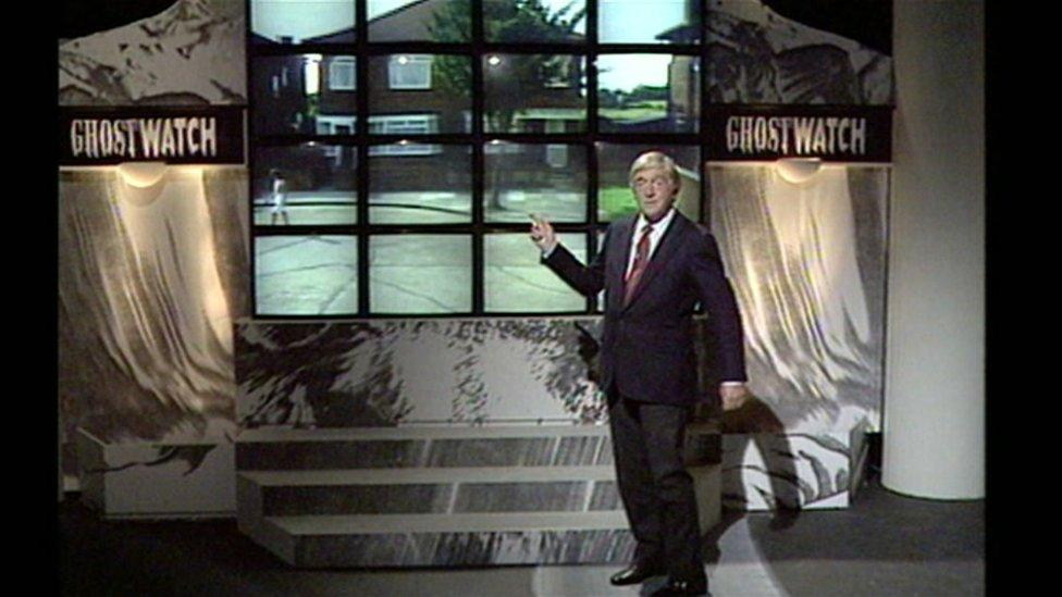 Kadr z Ghostwatch - scena w studiu